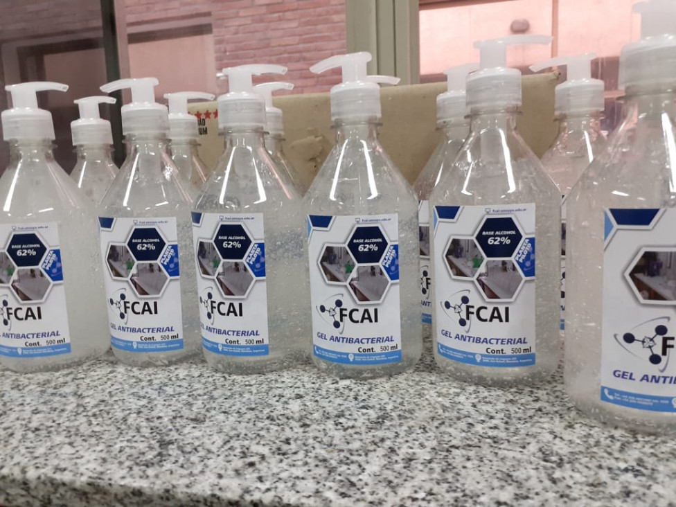 imagen Elaboración de alcohol en gel en planta piloto de la FCAI