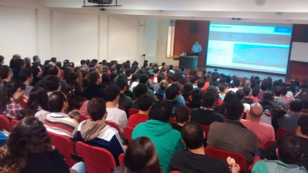 imagen Se realizaron diversas "charlas" destinadas a estudiantes de las carreras de ingeniería y público en general 