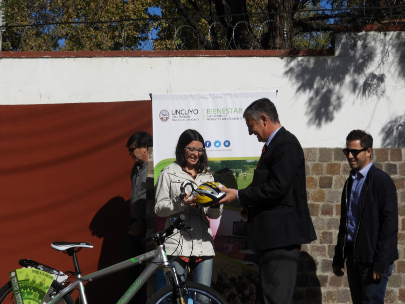 imagen Se entregaron lectores electrónicos y bicicletas a estudiantes del sur provincial