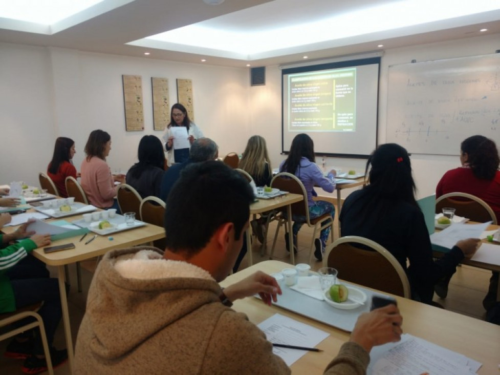 imagen Miembros de la FCAI, participaron del Taller introductorio de cata de aceite de oliva en la Facultad de Ciencias Agrarias de la UNCUYO