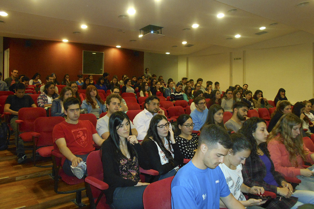 imagen El Ingeniero Jorge Vásquez Peñaranda realizó una Conferencia sobre Polímeros y Envases industriales en la FCAI