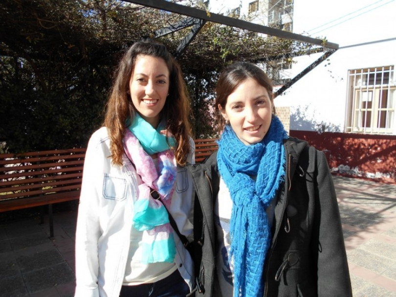 imagen Gisela Quiroga junto a Sara Longhi, dos jóvenes investigadoras de la FCAI