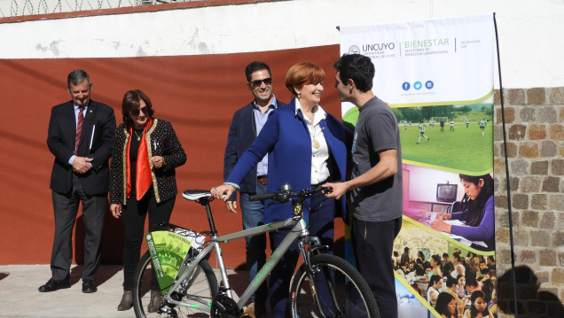 imagen Se entregaron lectores electrónicos y bicicletas a estudiantes del sur provincial