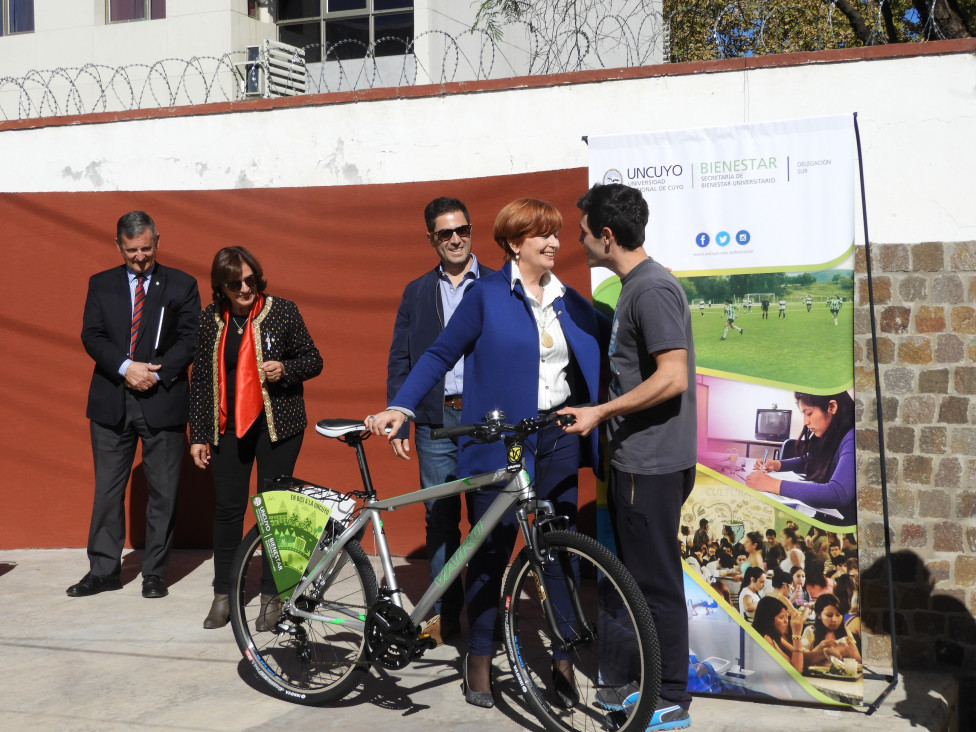 imagen Se entregaron lectores electrónicos y bicicletas a estudiantes del sur provincial