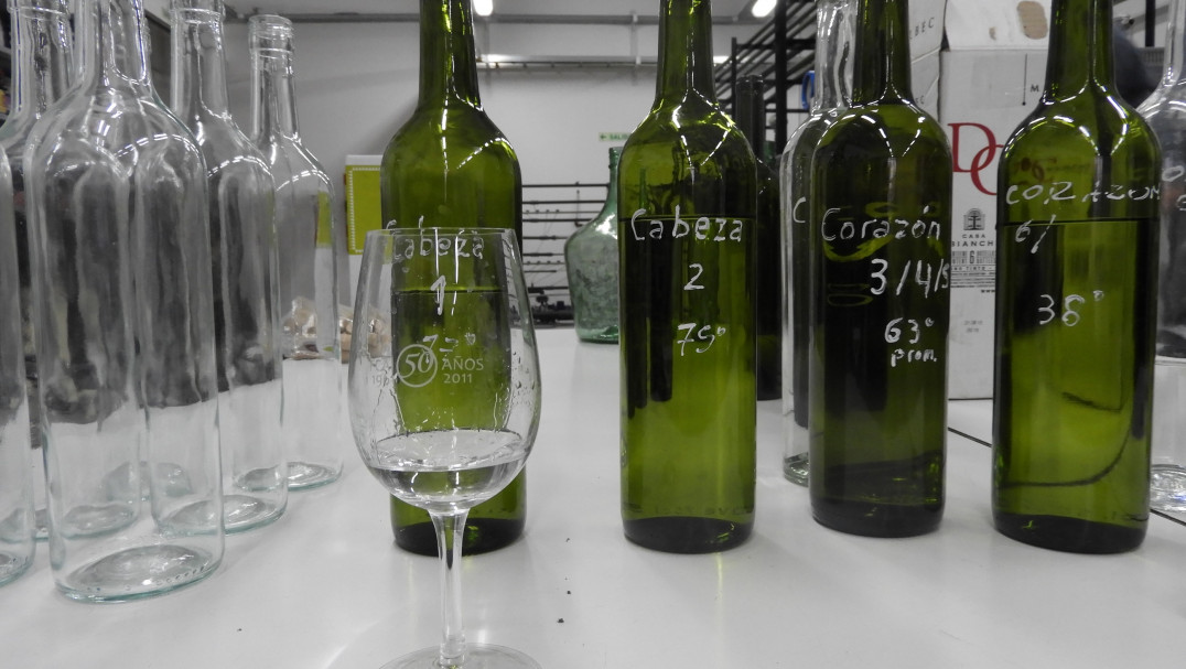 imagen Destilación de grappa en la Planta Piloto de la FCAI 