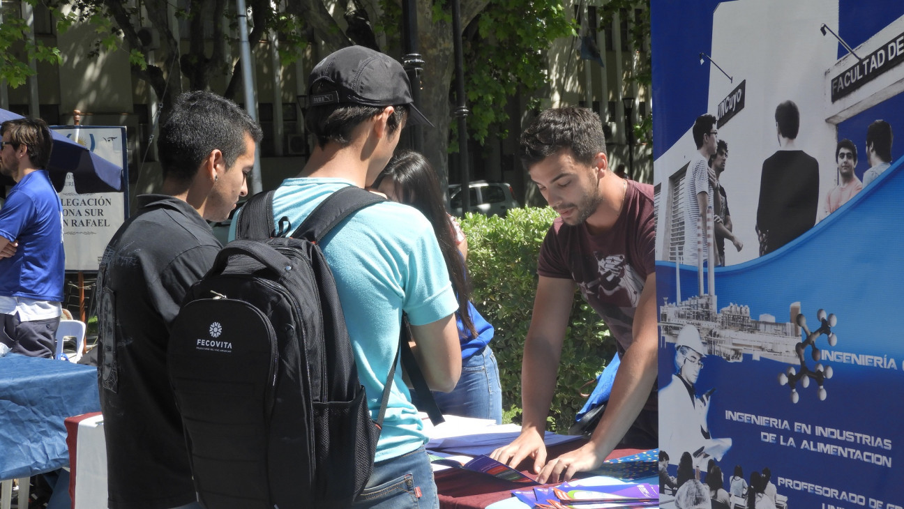 imagen Oferta Educativa en la Plaza San Martín