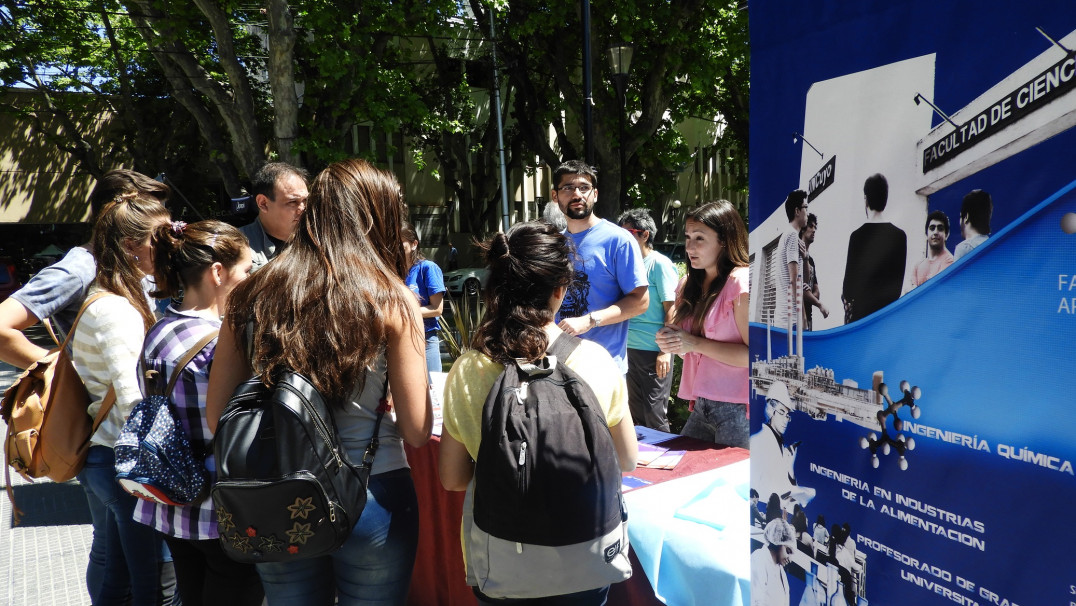 imagen Oferta Educativa en la Plaza San Martín