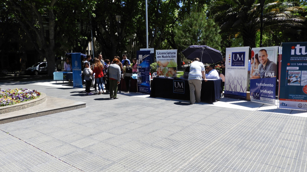 imagen Oferta Educativa en la Plaza San Martín