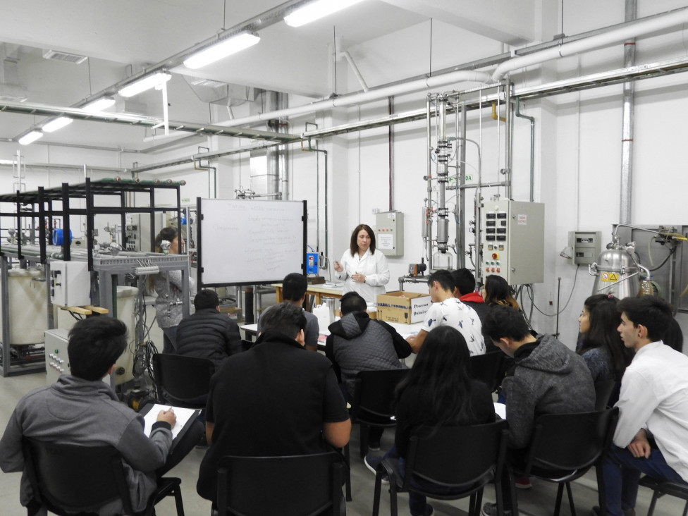 imagen Estudiantes del Colegio Comercial Nº 1 "República del Perú" visitaron la FCAI