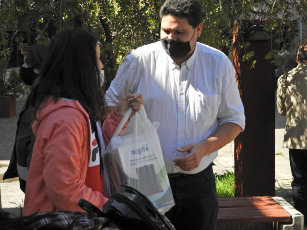 imagen Estudiantes del Campus Sur recibieron tablets 