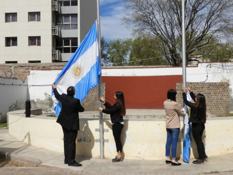 imagen Se realizó la ceremonia de reemplazo de las Banderas de izar Nacional y Provincial