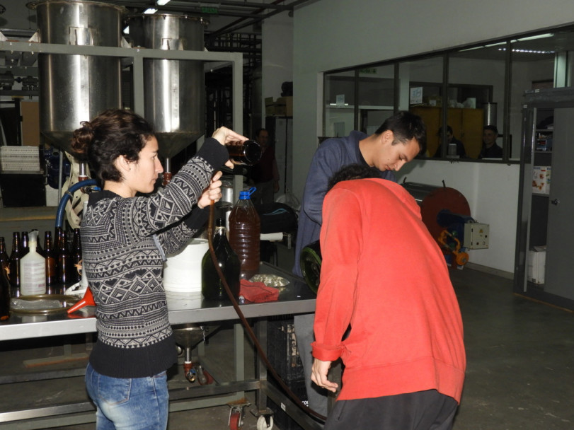 imagen Embotellamiento de cervezas en la Planta Piloto de la FCAI