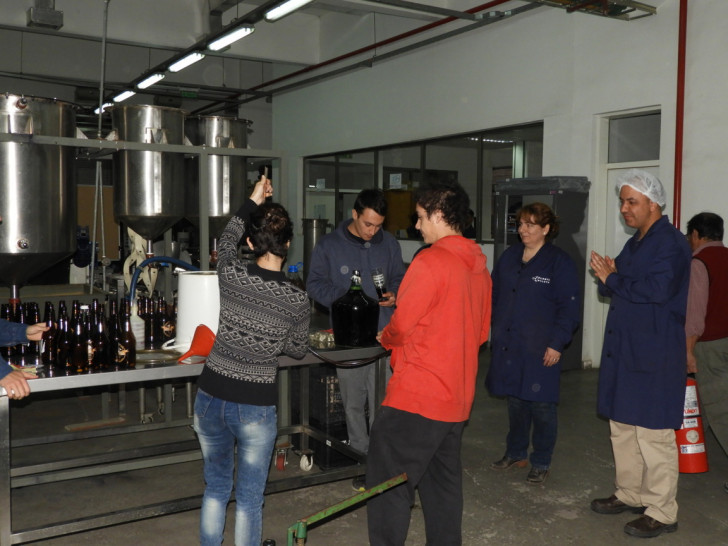 imagen Embotellamiento de cervezas en la Planta Piloto de la FCAI