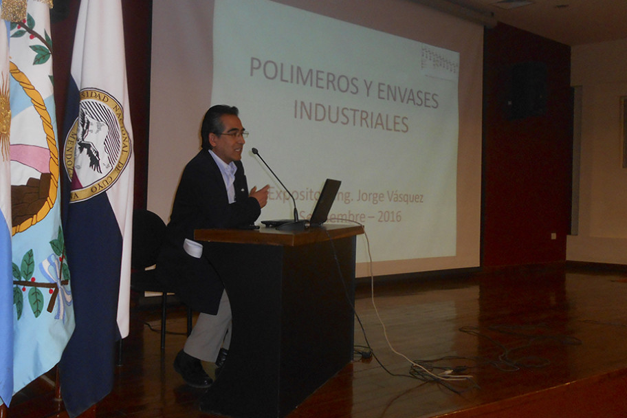 imagen El Ingeniero Jorge Vásquez Peñaranda realizó una Conferencia sobre Polímeros y Envases industriales en la FCAI