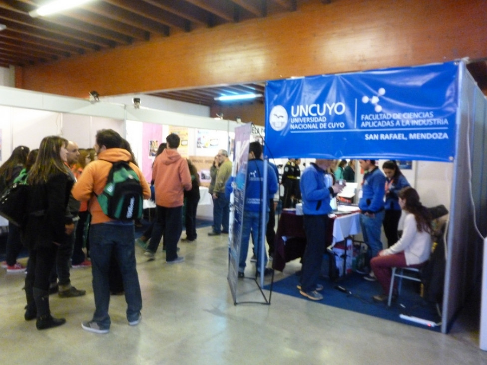 imagen La Facultad de Ciencias Aplicadas a la Industria participó de la  Expo Vocacional 2015 Neuquén 