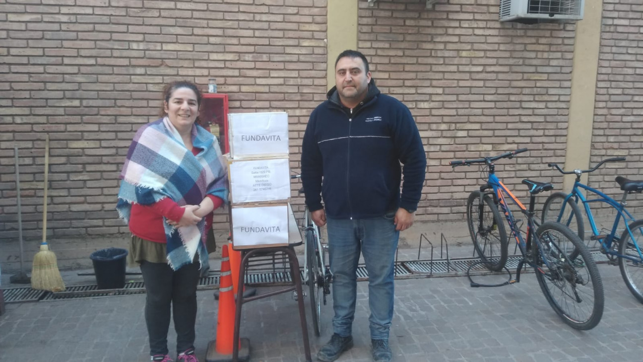 imagen La FCAI entregó alcohol en gel realizado por estudiantes a FUNDAVITA