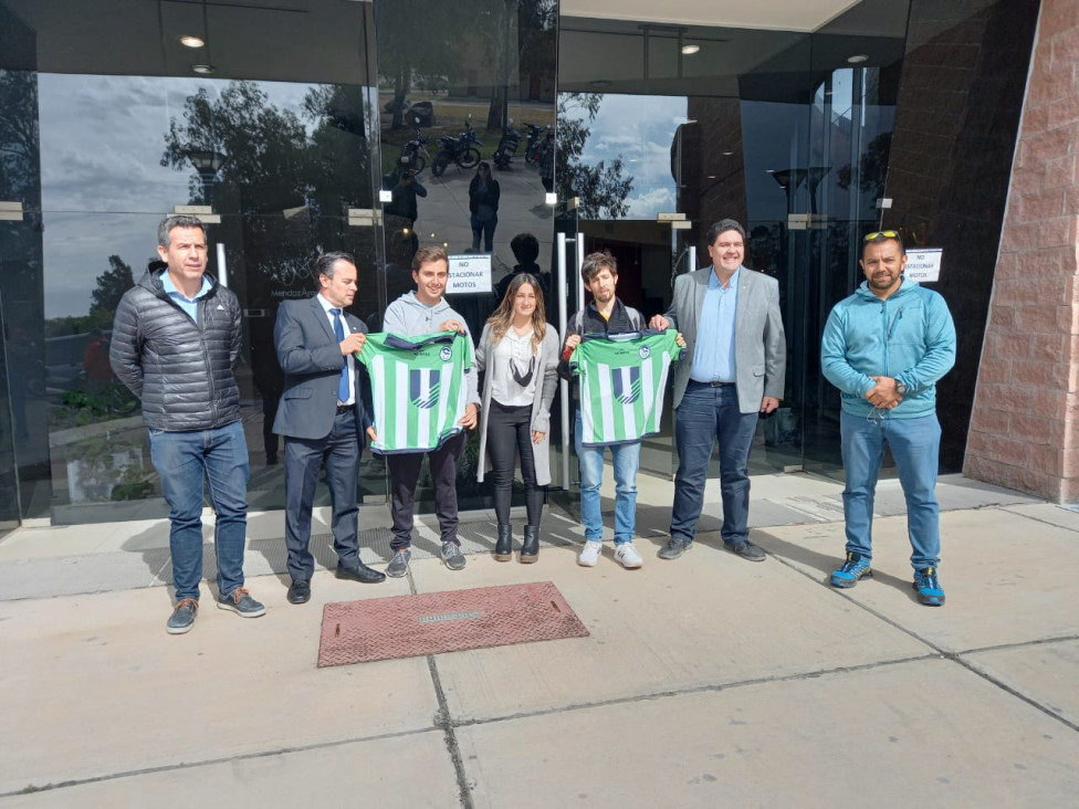 imagen Entrega de remeras a deportistas de la FCAI