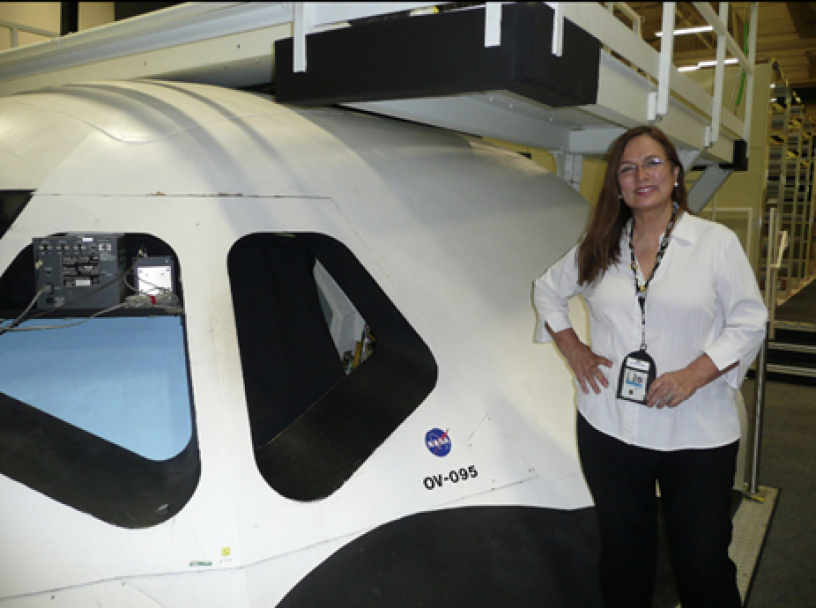 imagen Lía Braun junto a la Cabina del Simulador Space Shuttle (OV-95) – Johnson Space Center, Houston.