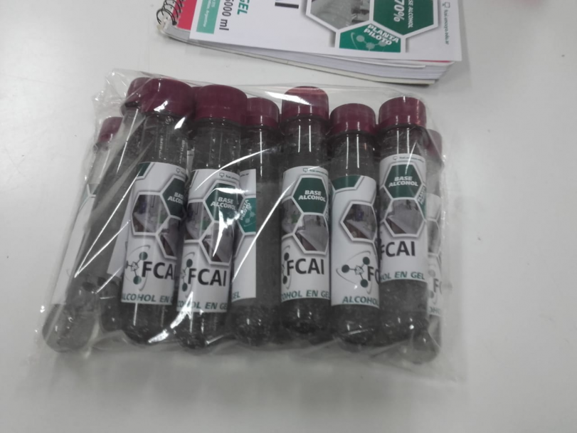 imagen Se recibió donación de envases pequeños por parte de empresas privadas al Proyecto de Elaboración de Alcohol en Gel de la FCAI