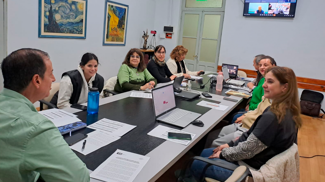 imagen Consejo asesor de egresados: gracias al Fondo Participativo, contamos con una notebook y un televisor para optimizar la participación de los integrantes a distancia, en las reuniones.